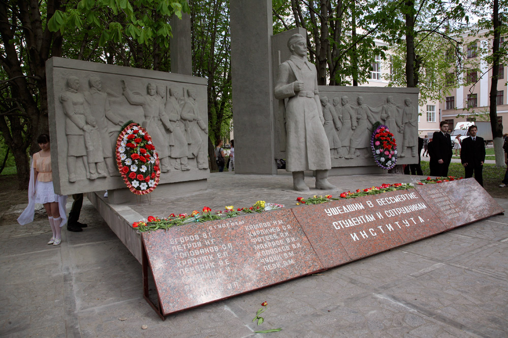 У университетской Стелы Памяти прошел 25-й традиционный митинг, посвященный юбилею Великой Победы