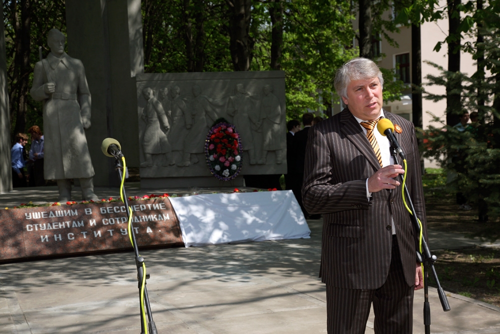 У университетской Стелы Памяти прошел 25-й традиционный митинг, посвященный юбилею Великой Победы