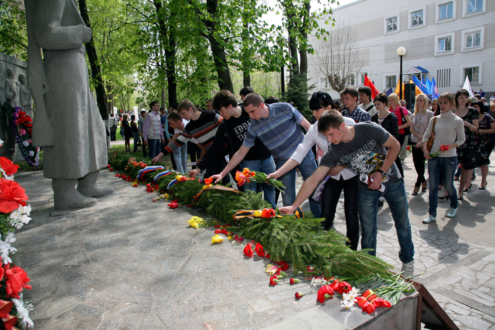 У университетской Стелы Памяти прошел 25-й традиционный митинг, посвященный юбилею Великой Победы