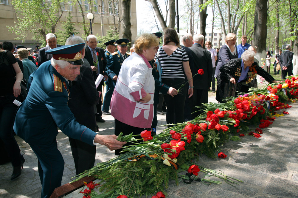 У университетской Стелы Памяти прошел 25-й традиционный митинг, посвященный юбилею Великой Победы