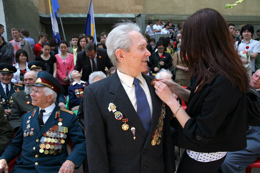 У университетской Стелы Памяти прошел 25-й традиционный митинг, посвященный юбилею Великой Победы