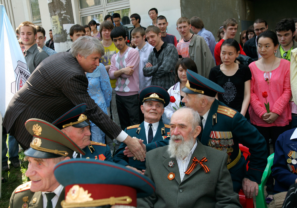 У университетской Стелы Памяти прошел 25-й традиционный митинг, посвященный юбилею Великой Победы