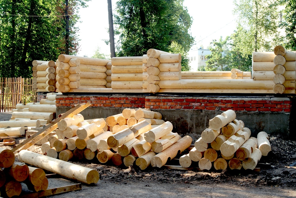 Ведется возведение сруба университетского храма