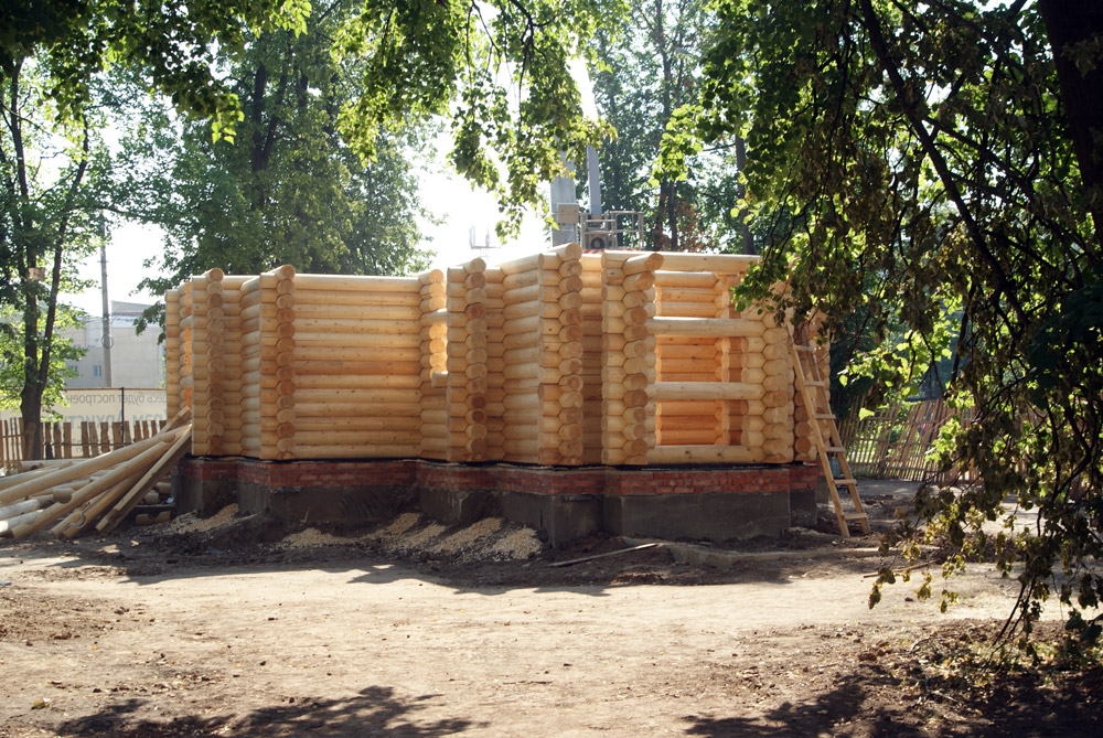 Ведется возведение сруба университетского храма