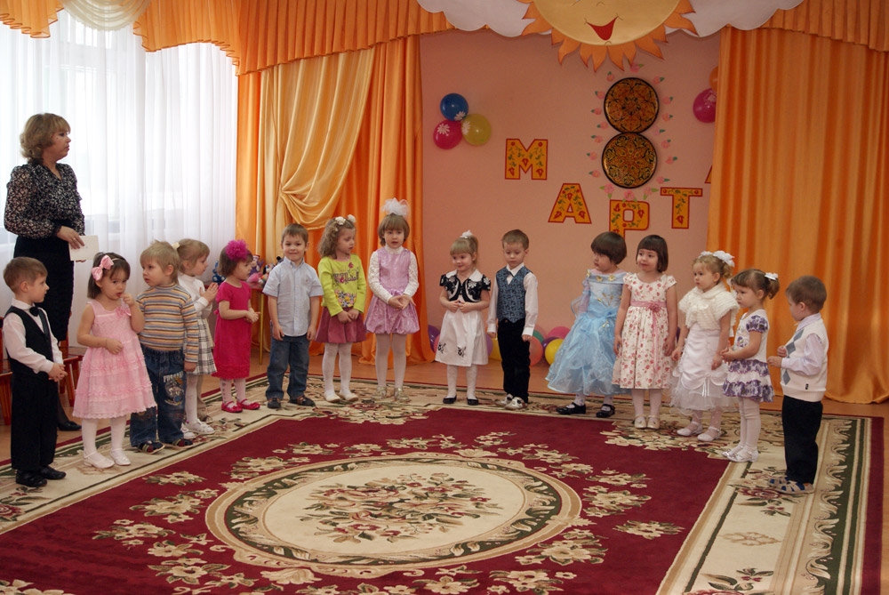 Губки бантиком поют про маму