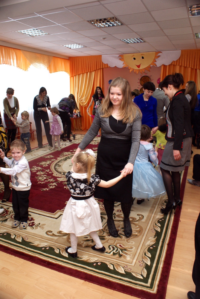 Губки бантиком поют про маму