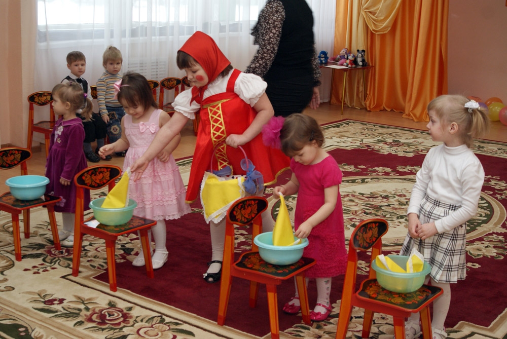 Губки бантиком поют про маму