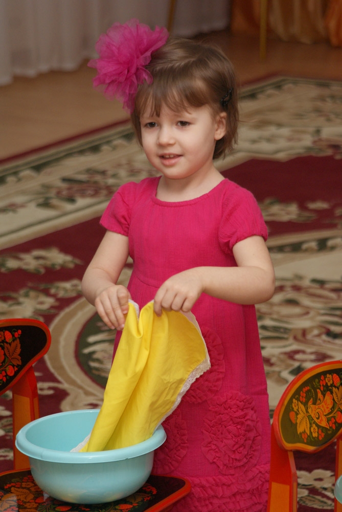 Губки бантиком поют про маму