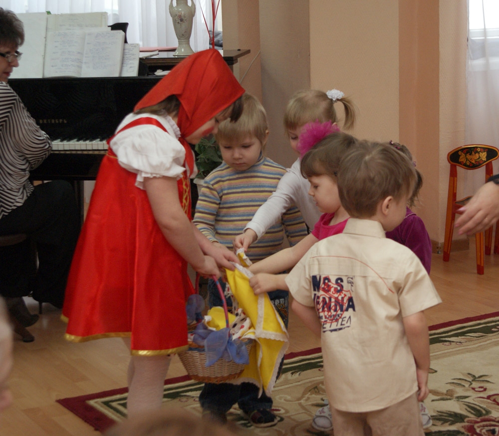 Губки бантиком поют про маму