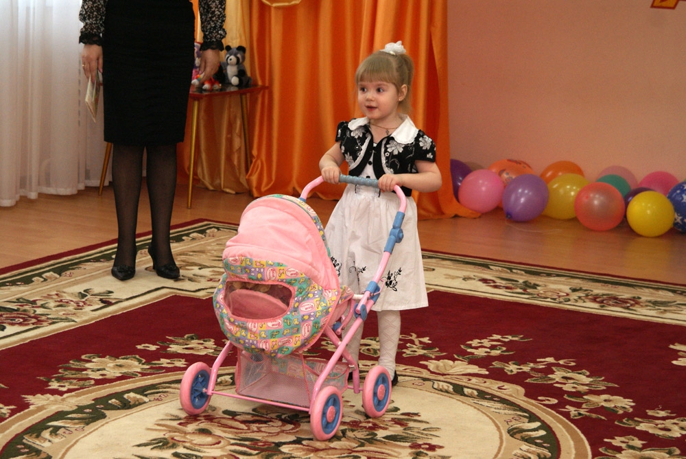 Губки бантиком поют про маму