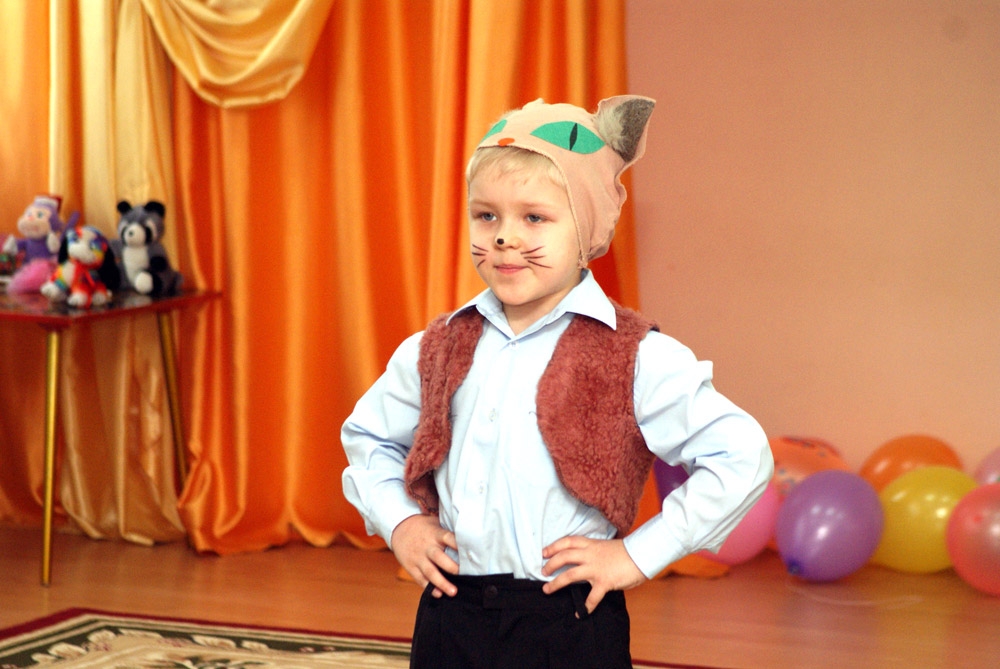 Губки бантиком поют про маму