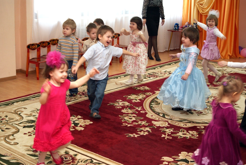 Губки бантиком поют про маму