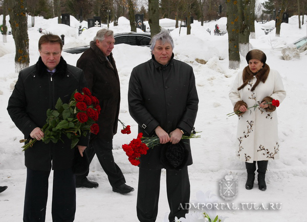 Губернатор Тульской области В.Д.Дудка почтил память и возложил цветы на могилу выдающегося конструктора-оружейника В.П.Грязева