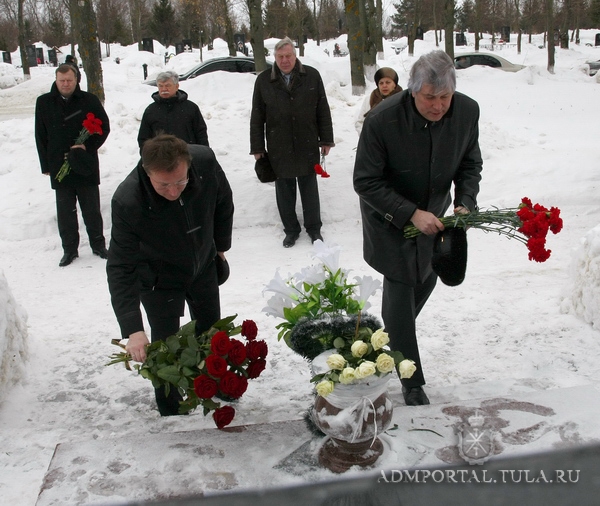 Губернатор Тульской области В.Д.Дудка почтил память и возложил цветы на могилу выдающегося конструктора-оружейника В.П.Грязева