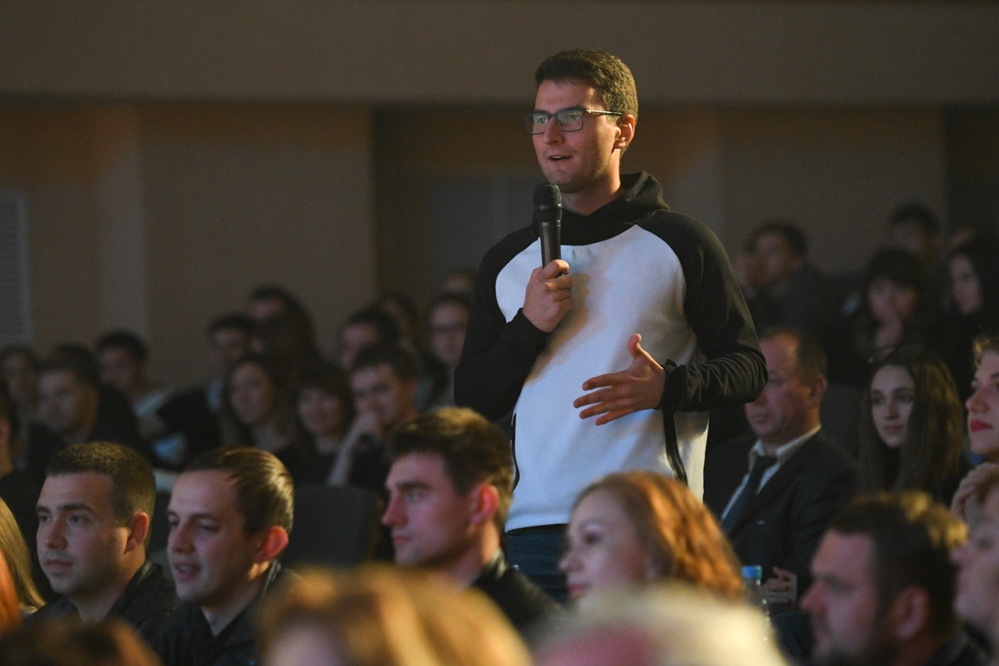 Кто посадит свитер?