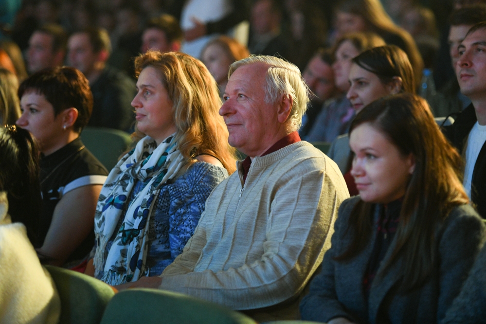 Кто посадит свитер?