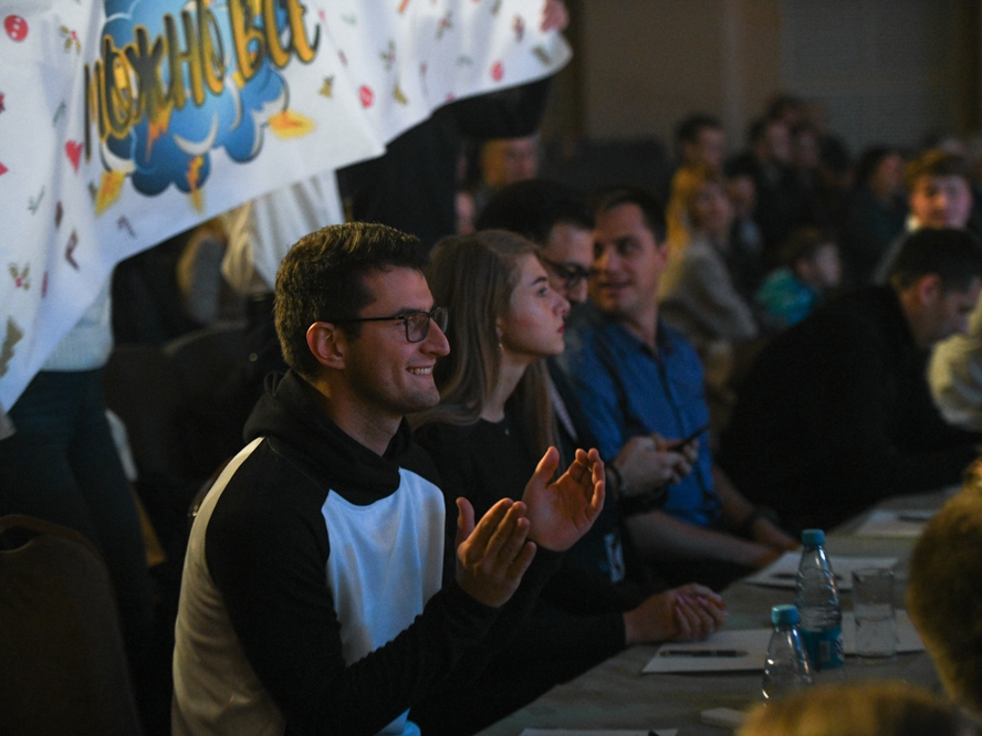 Кто посадит свитер?