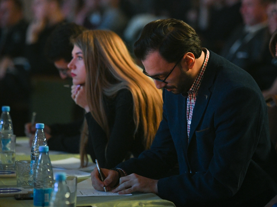 Кто посадит свитер?