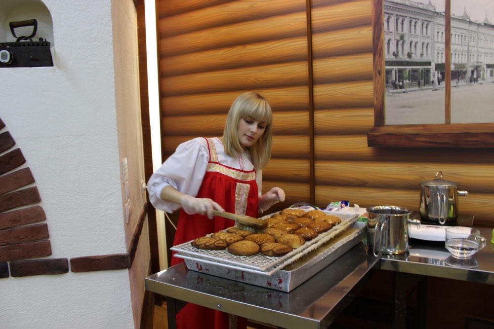 Школяры и кондитерская фабрика