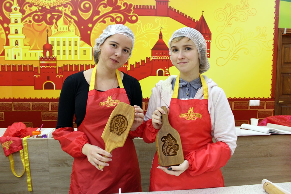 Школяры и кондитерская фабрика