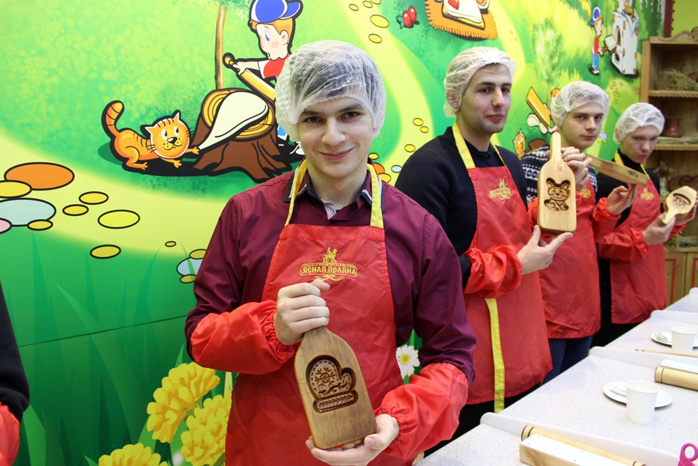 Школяры и кондитерская фабрика