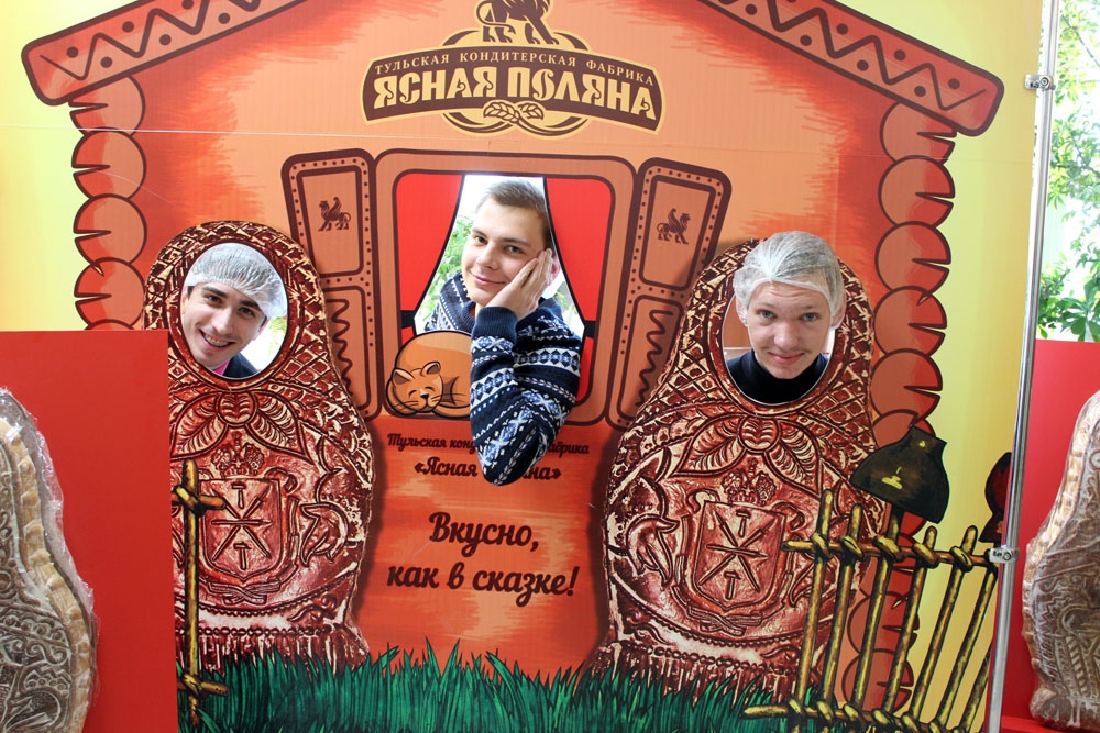 Школяры и кондитерская фабрика