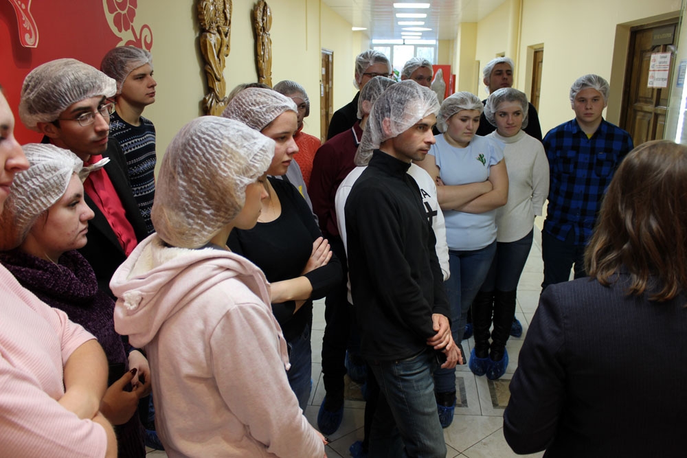 Школяры и кондитерская фабрика