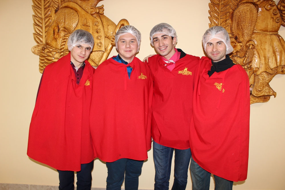 Школяры и кондитерская фабрика