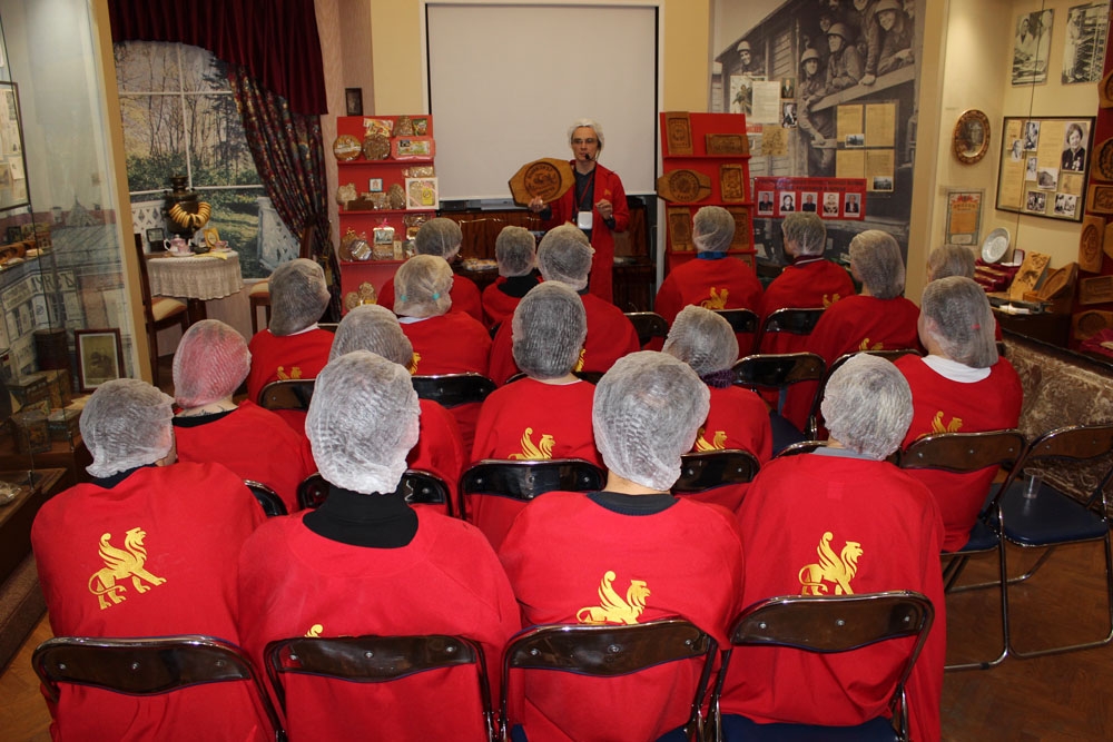 Школяры и кондитерская фабрика