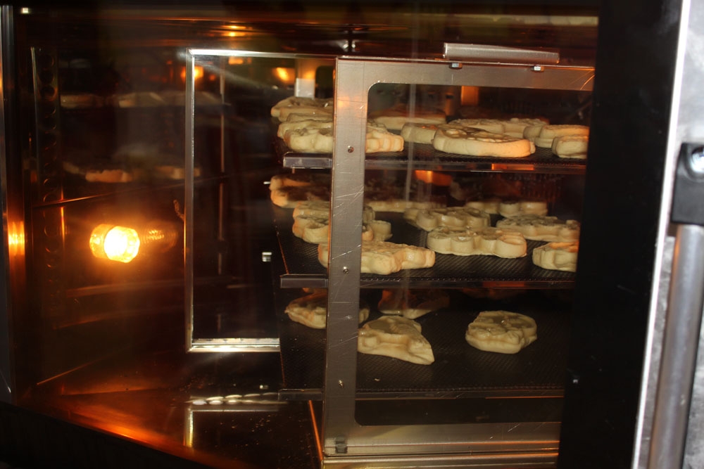 Школяры и кондитерская фабрика