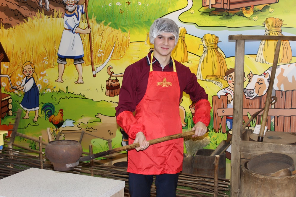 Школяры и кондитерская фабрика