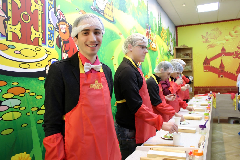 Школяры и кондитерская фабрика