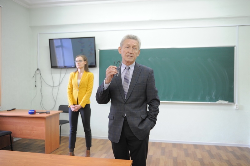 На одной кафедре — четыре главреда