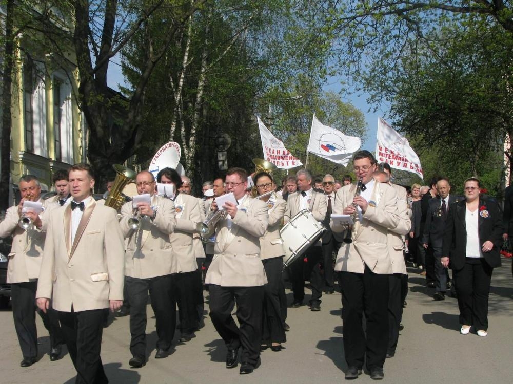 Венки покрыли братские могилы