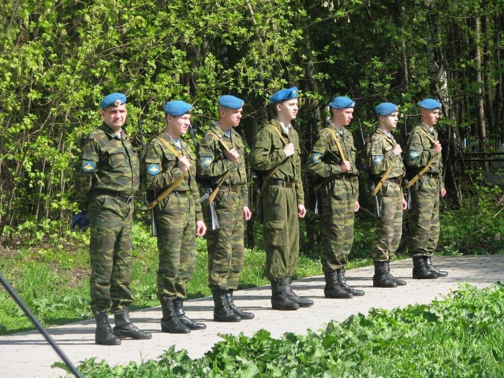 Венки покрыли братские могилы