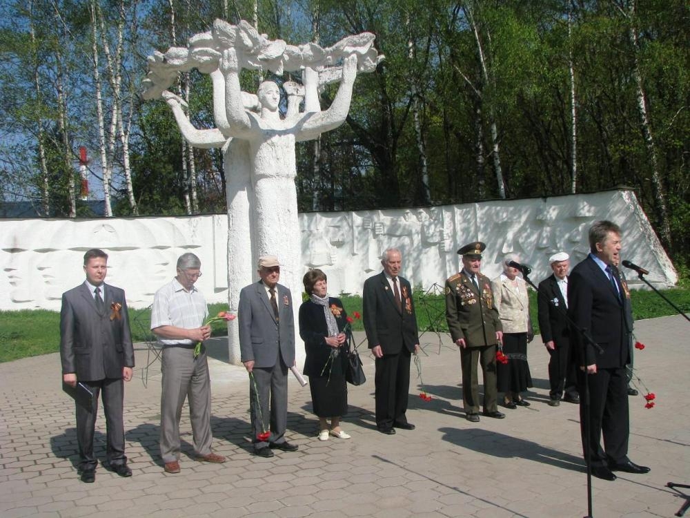 Венки покрыли братские могилы