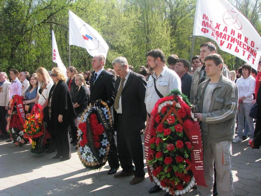 Венки покрыли братские могилы