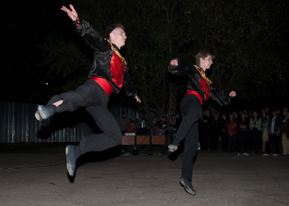 Свет в окнах, огонь в гильзах, пламя в сердцах