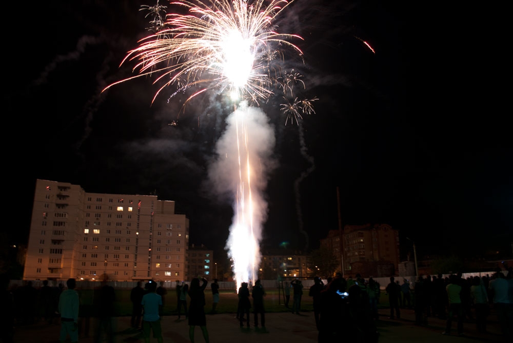 Свет в окнах, огонь в гильзах, пламя в сердцах