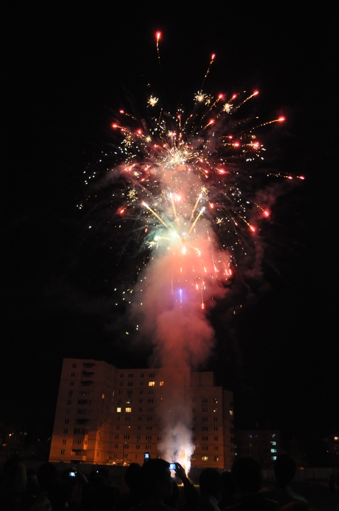Свет в окнах, огонь в гильзах, пламя в сердцах