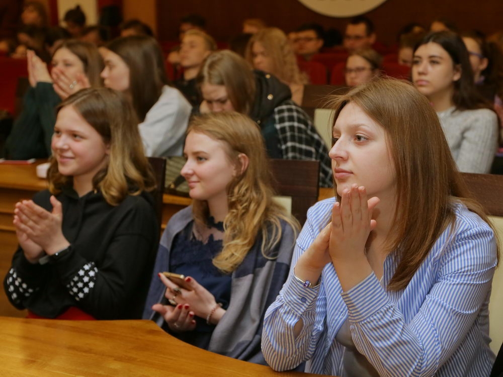 Гуманитарные и социально-экономические науки XXI века: от «курицы» до мемов       