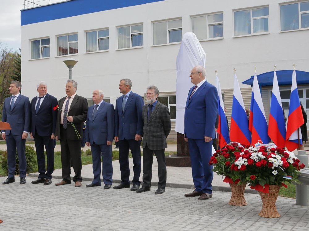 И гений места в бронзе возвратился на родину свою... 