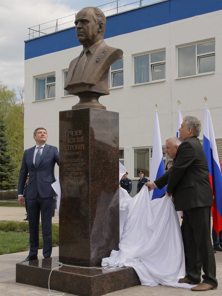 И гений места в бронзе возвратился на родину свою... 