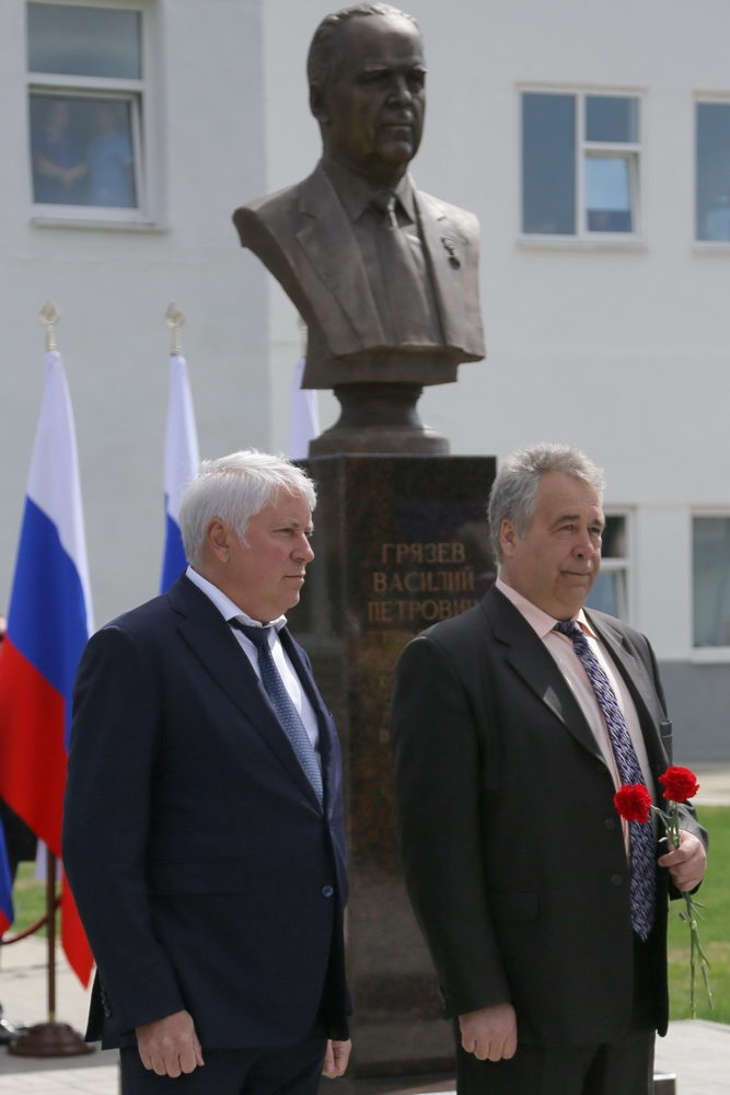 И гений места в бронзе возвратился на родину свою... 