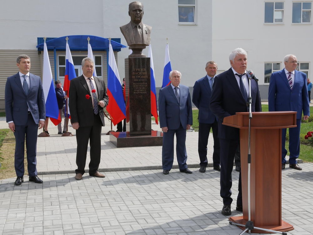 И гений места в бронзе возвратился на родину свою... 