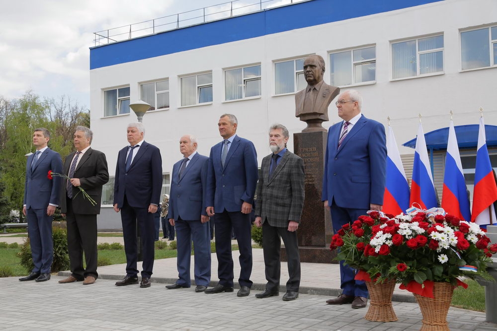 И гений места в бронзе возвратился на родину свою... 