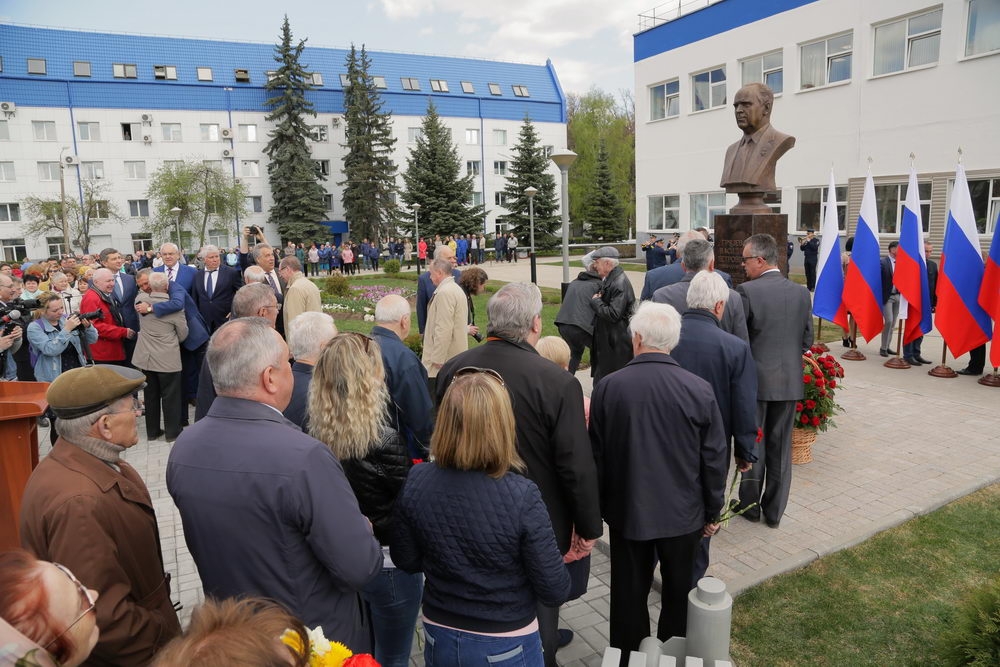 И гений места в бронзе возвратился на родину свою... 