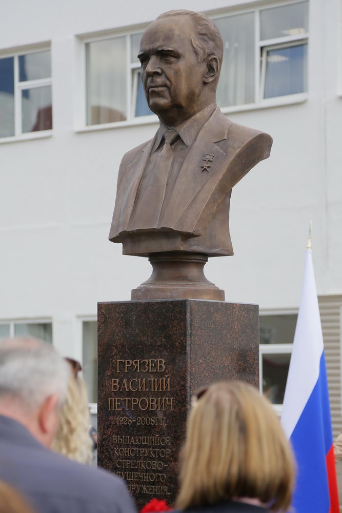 И гений места в бронзе возвратился на родину свою... 