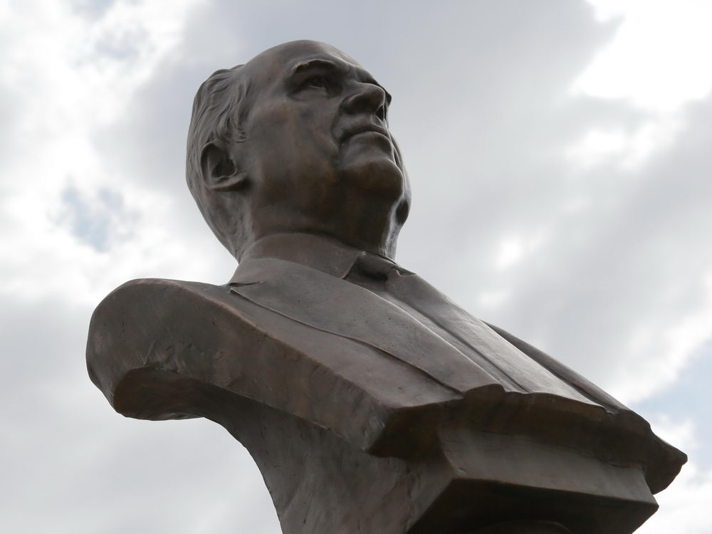 И гений места в бронзе возвратился на родину свою... 