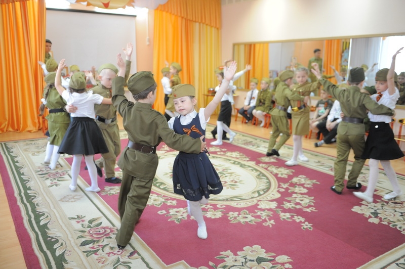 «Мне в холодной землянке тепло от моей негасимой любви»            